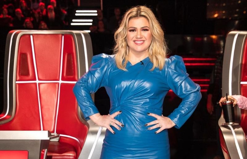 Kelly Clarkson at the voice s17
